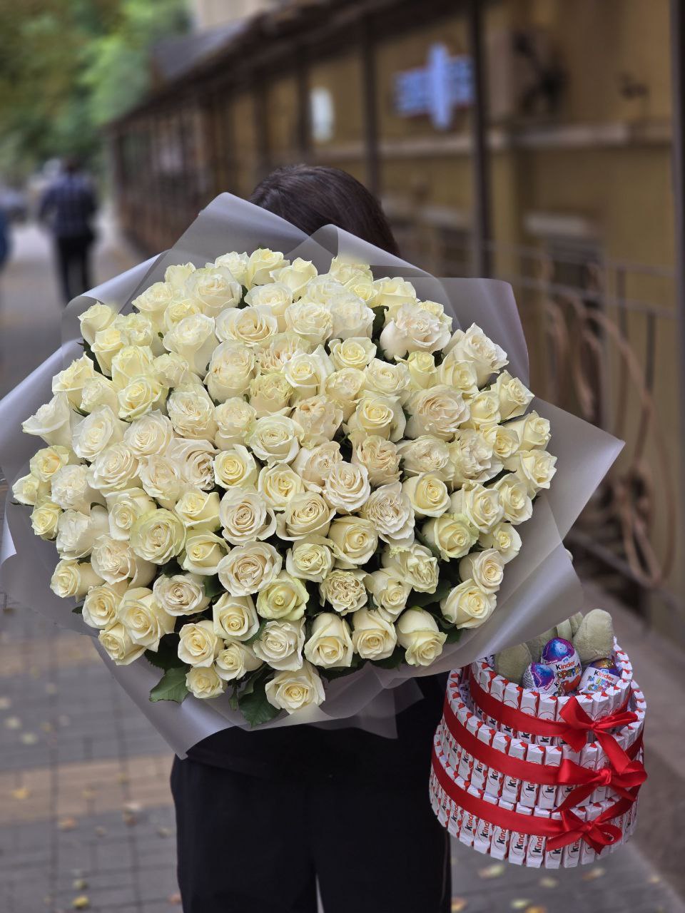 Букет из 101 белой розы + торт из киндеров